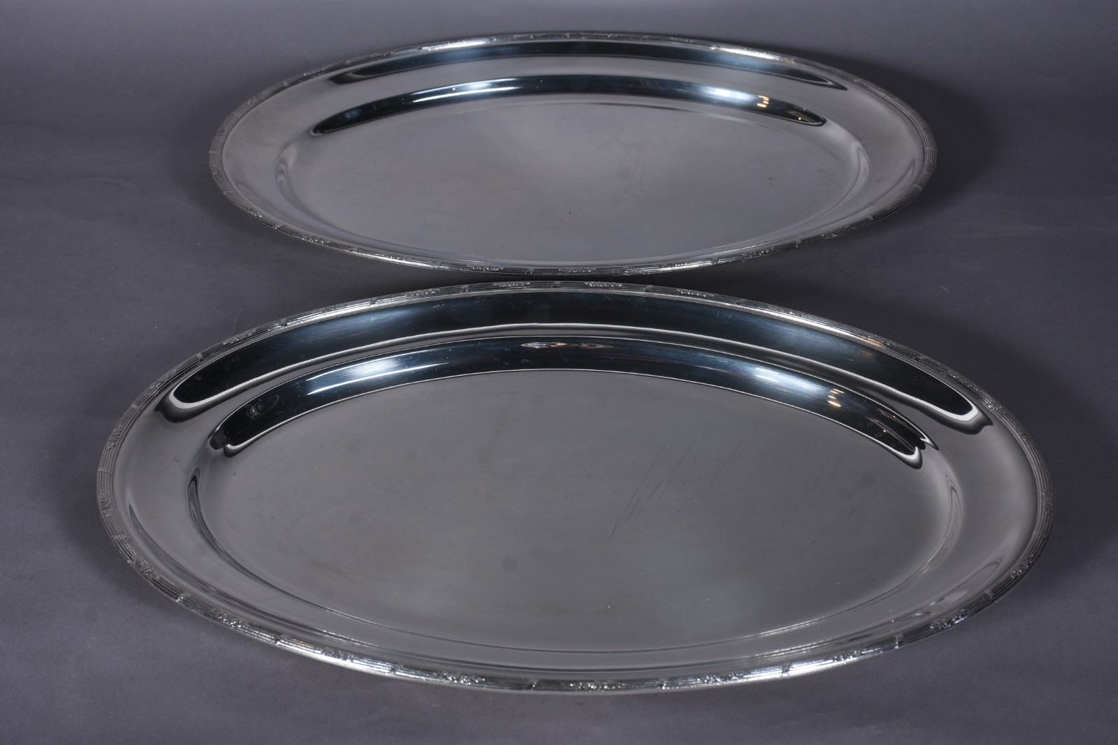 Baixela para jantar de metal prateado, composto de: 9 travessas... - foto 6 de 11