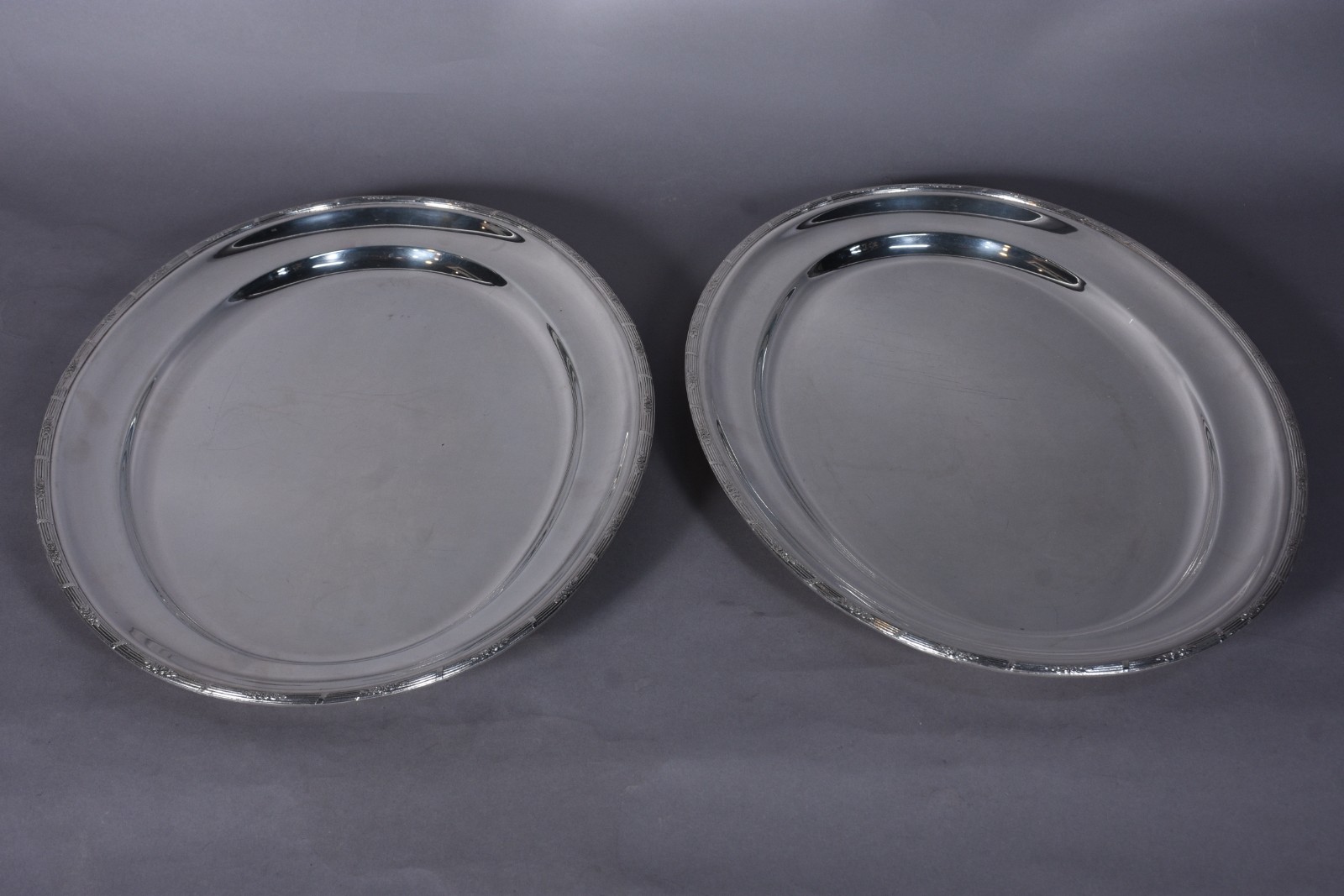 Baixela para jantar de metal prateado, composto de: 9 travessas... - foto 7 de 11