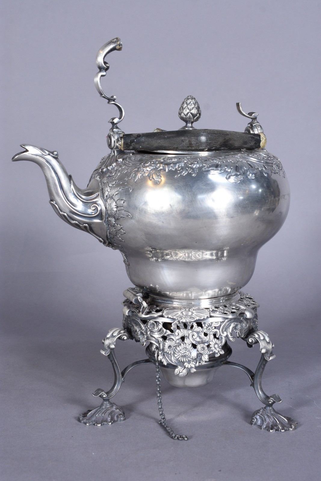 Samovar de prata inglesa contrastada, leão passante. Bojo cinzelado e... - foto 1 de 11