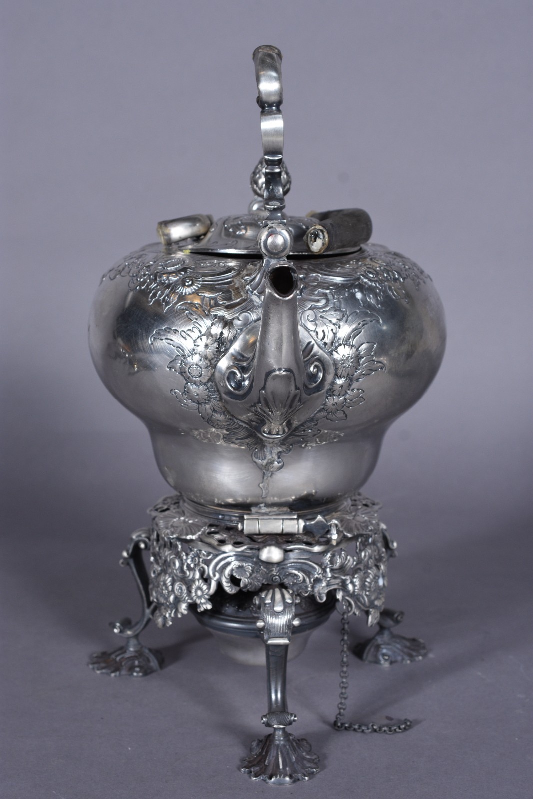 Samovar de prata inglesa contrastada, leão passante. Bojo cinzelado e... - foto 2 de 11
