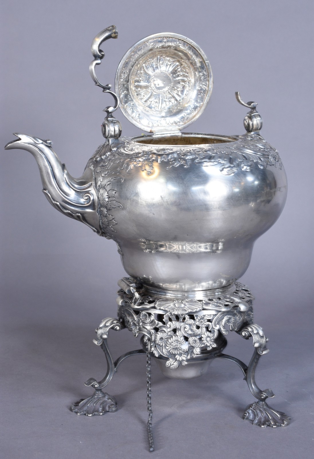 Samovar de prata inglesa contrastada, leão passante. Bojo cinzelado e... - foto 3 de 11