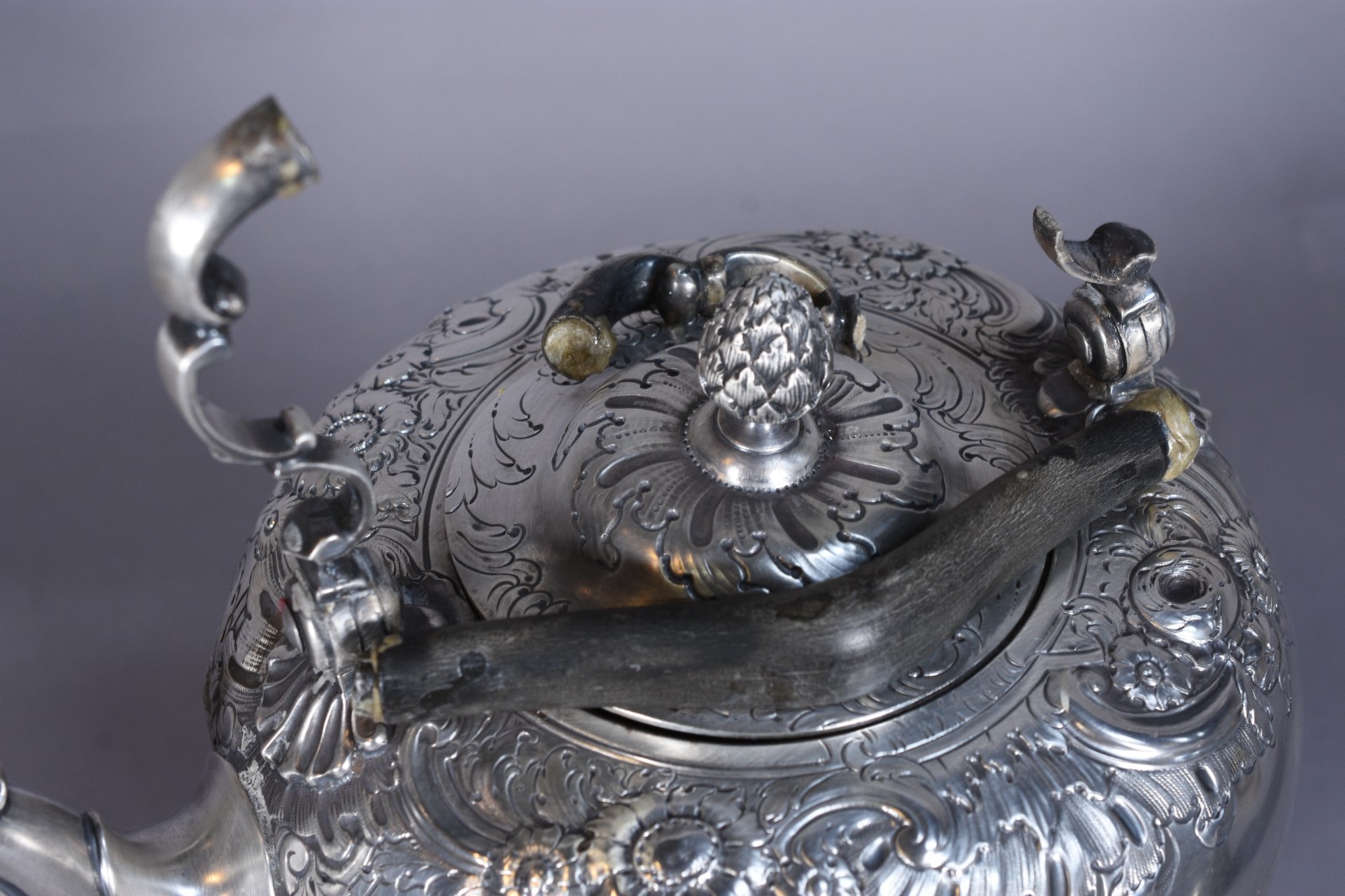 Samovar de prata inglesa contrastada, leão passante. Bojo cinzelado e... - foto 4 de 11