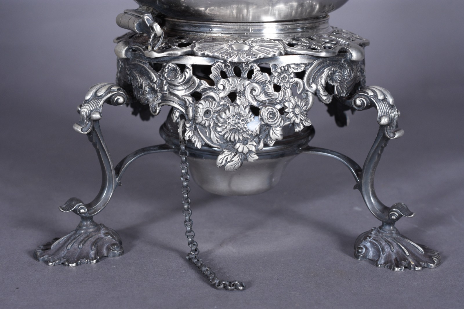 Samovar de prata inglesa contrastada, leão passante. Bojo cinzelado e... - foto 5 de 11