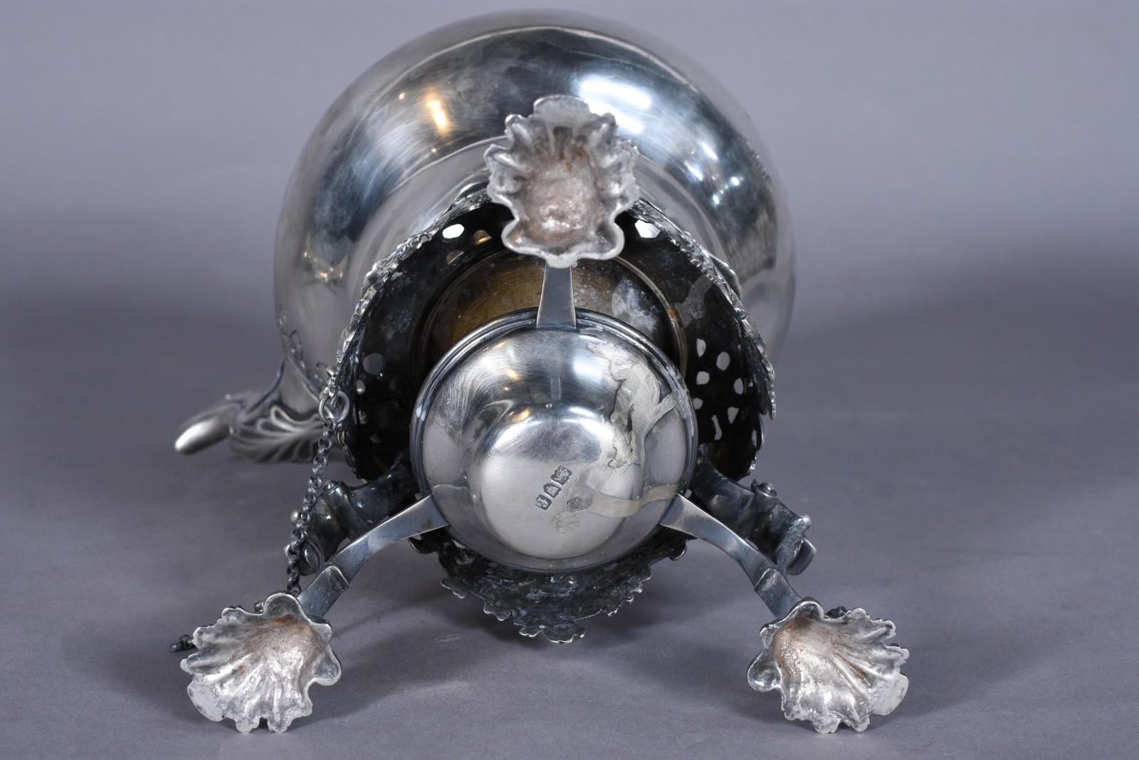 Samovar de prata inglesa contrastada, leão passante. Bojo cinzelado e... - foto 7 de 11