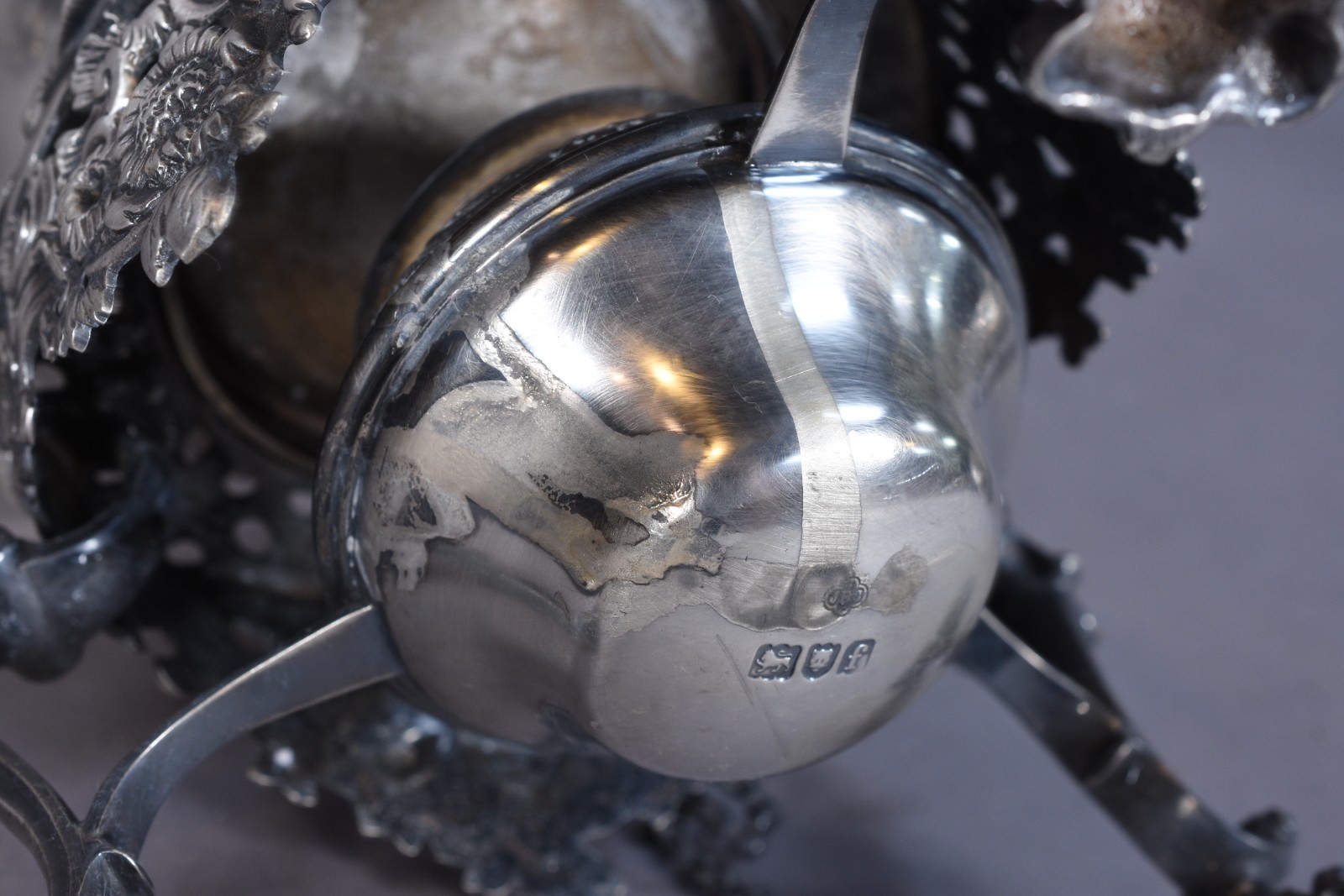 Samovar de prata inglesa contrastada, leão passante. Bojo cinzelado e... - foto 9 de 11
