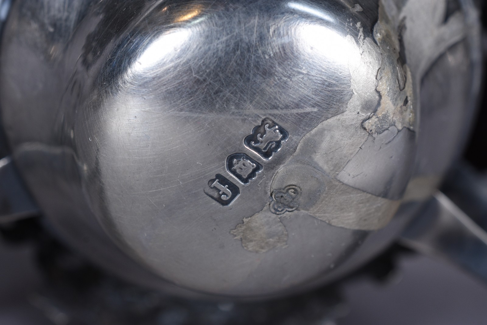 Samovar de prata inglesa contrastada, leão passante. Bojo cinzelado e... - foto 10 de 11