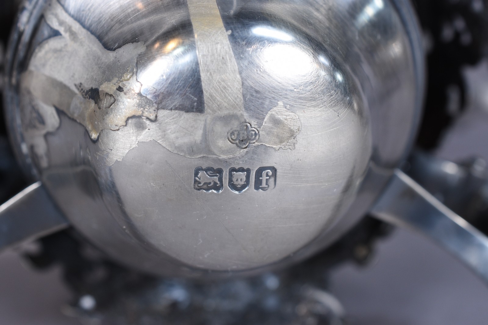 Samovar de prata inglesa contrastada, leão passante. Bojo cinzelado e... - foto 11 de 11