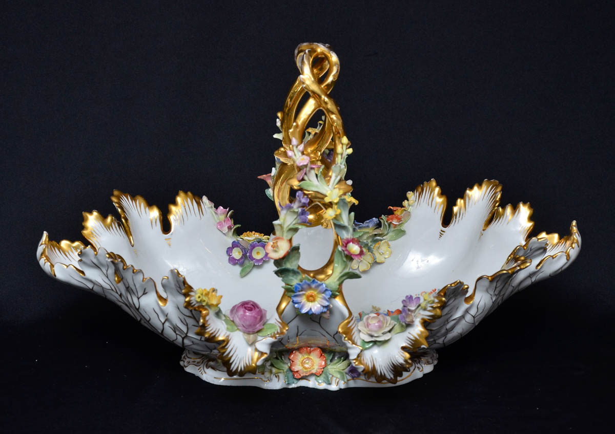 Fruteira de porcelana alemã de MEISSEN, ricamente decorada com flores...