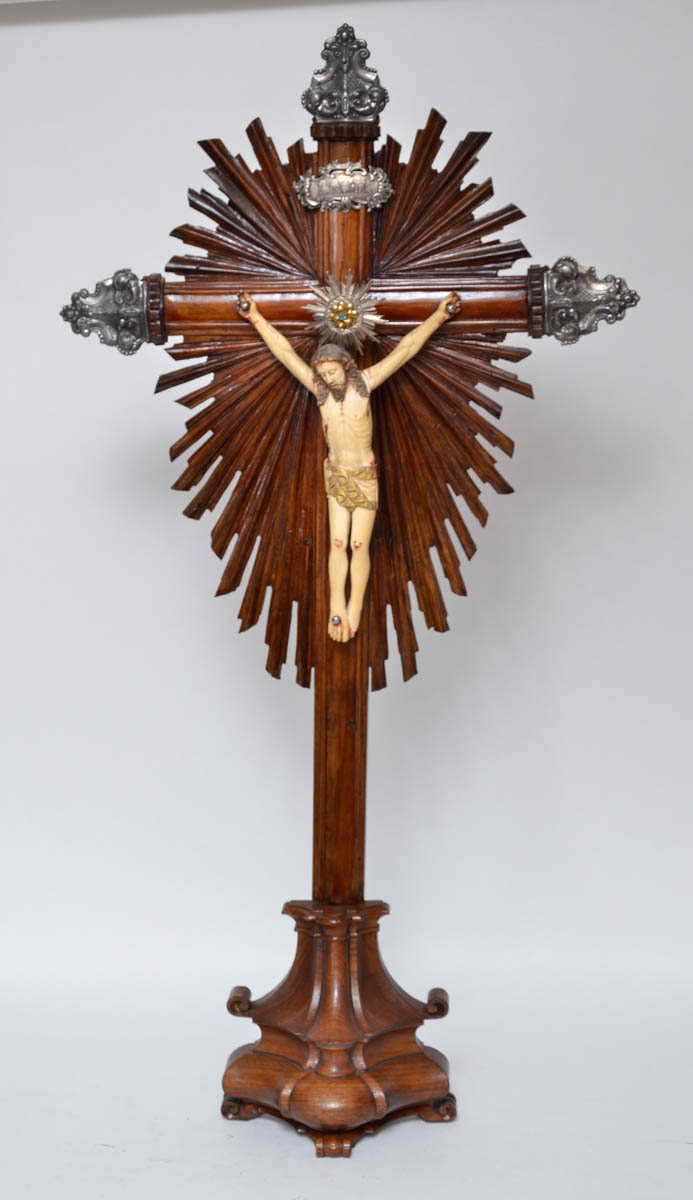 Excepcional crucifixo de madeira nobre com figura de CRISTO ricamente...