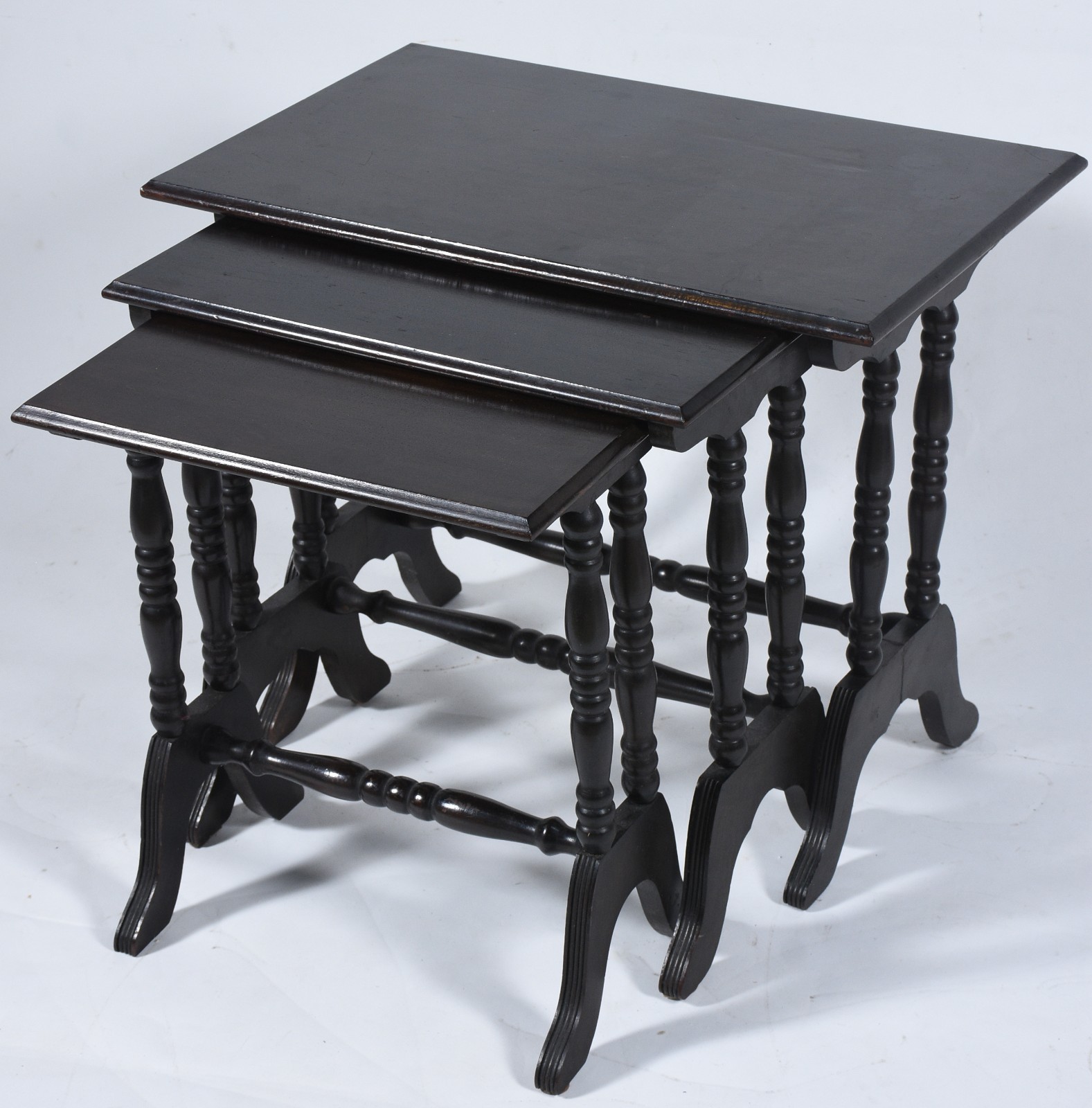 Mesa ninho de madeira nobre com 3 peças. Tampo com desgastes. - foto 1 de 11