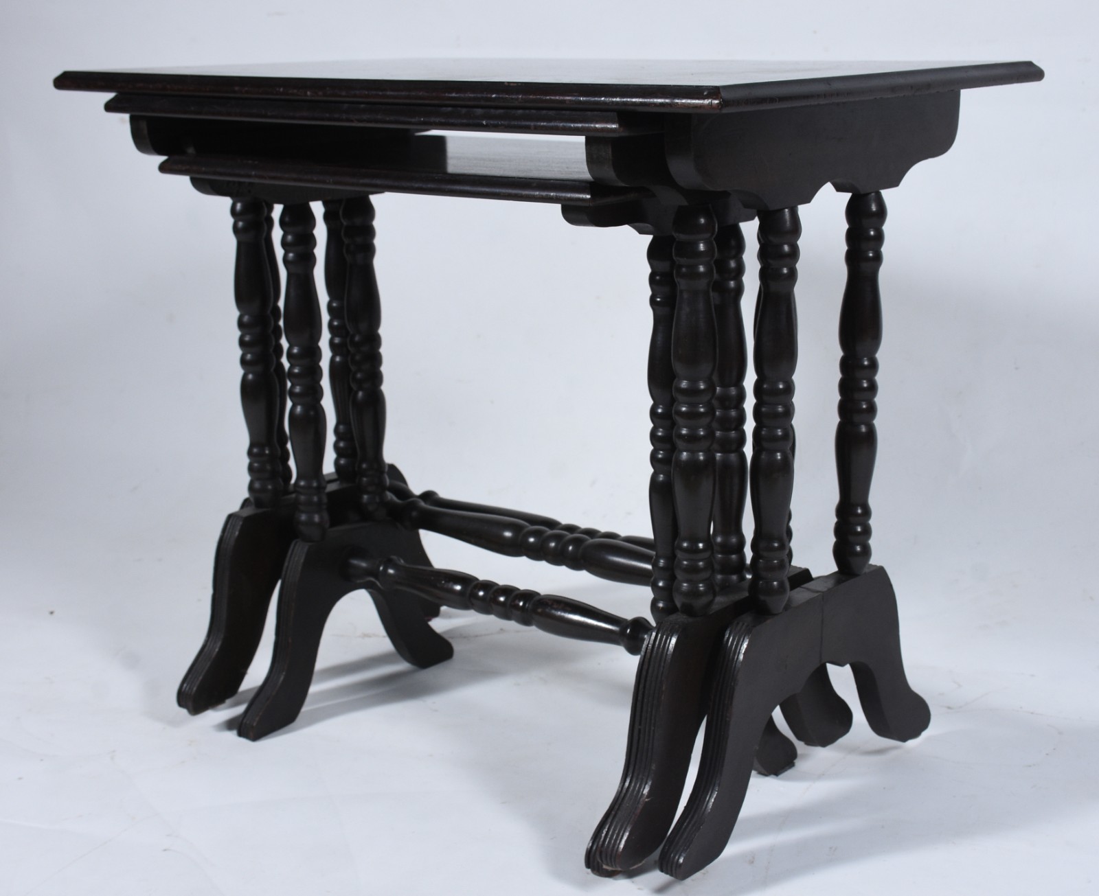 Mesa ninho de madeira nobre com 3 peças. Tampo com desgastes. - foto 2 de 11