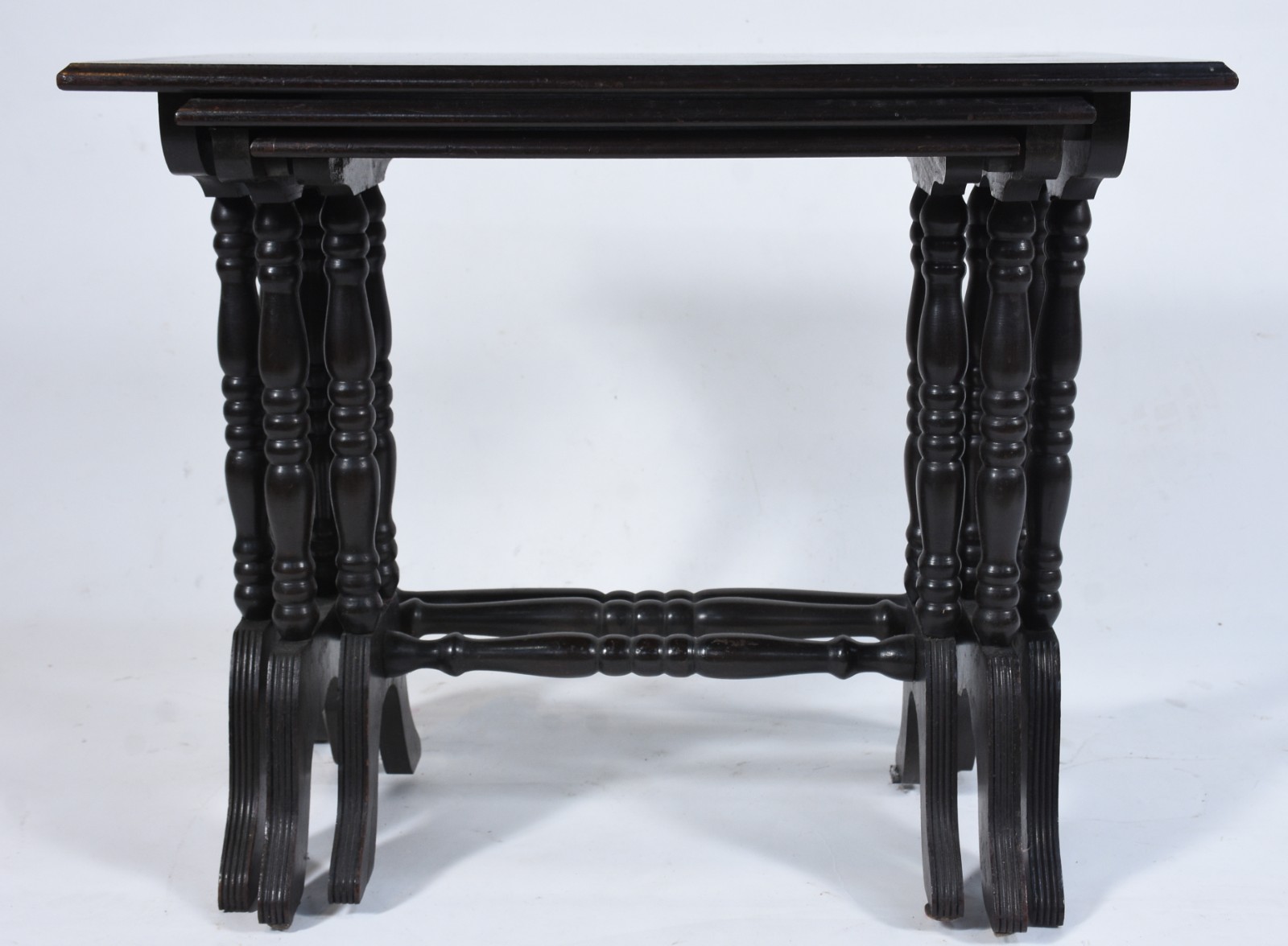 Mesa ninho de madeira nobre com 3 peças. Tampo com desgastes. - foto 3 de 11