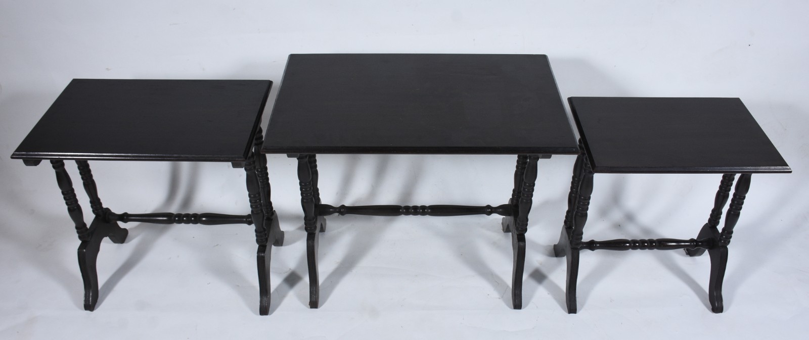 Mesa ninho de madeira nobre com 3 peças. Tampo com desgastes. - foto 4 de 11