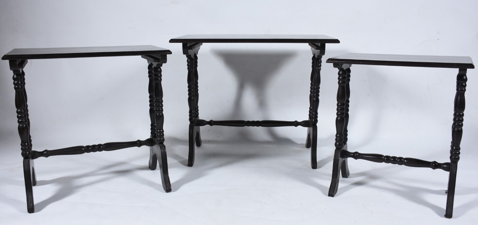 Mesa ninho de madeira nobre com 3 peças. Tampo com desgastes. - foto 5 de 11