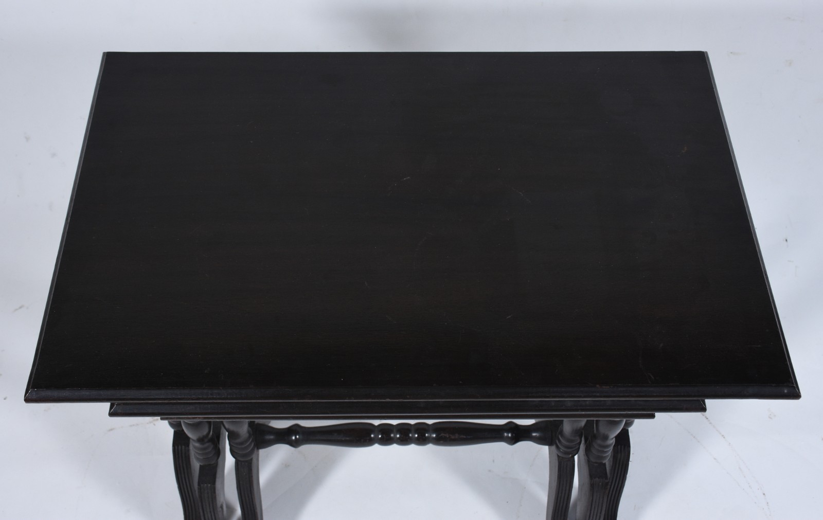 Mesa ninho de madeira nobre com 3 peças. Tampo com desgastes. - foto 6 de 11