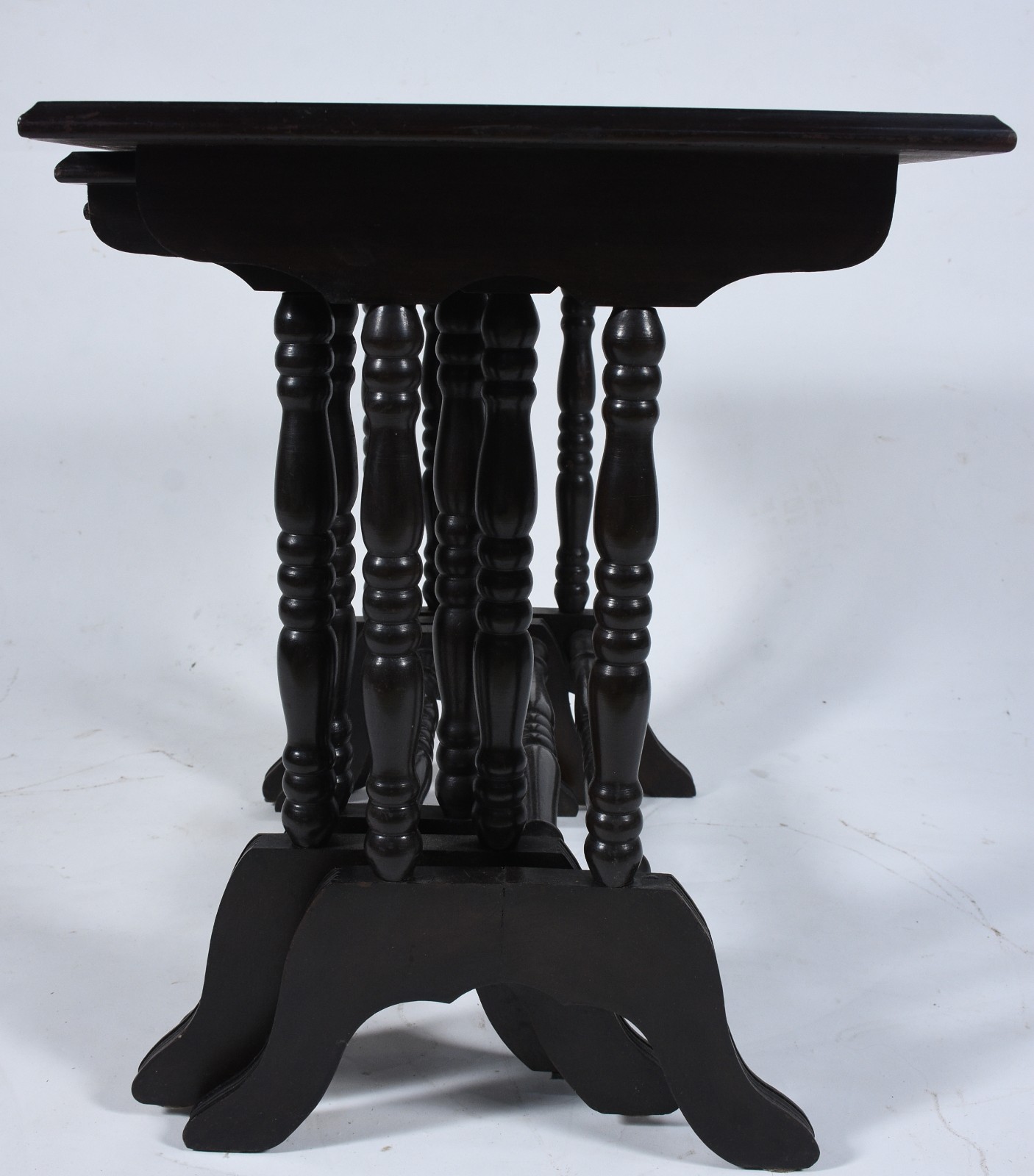 Mesa ninho de madeira nobre com 3 peças. Tampo com desgastes. - foto 7 de 11