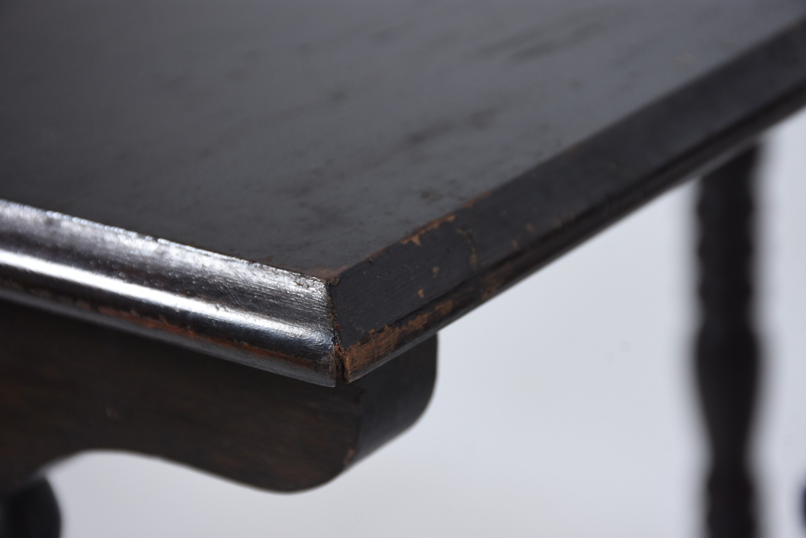Mesa ninho de madeira nobre com 3 peças. Tampo com desgastes. - foto 8 de 11
