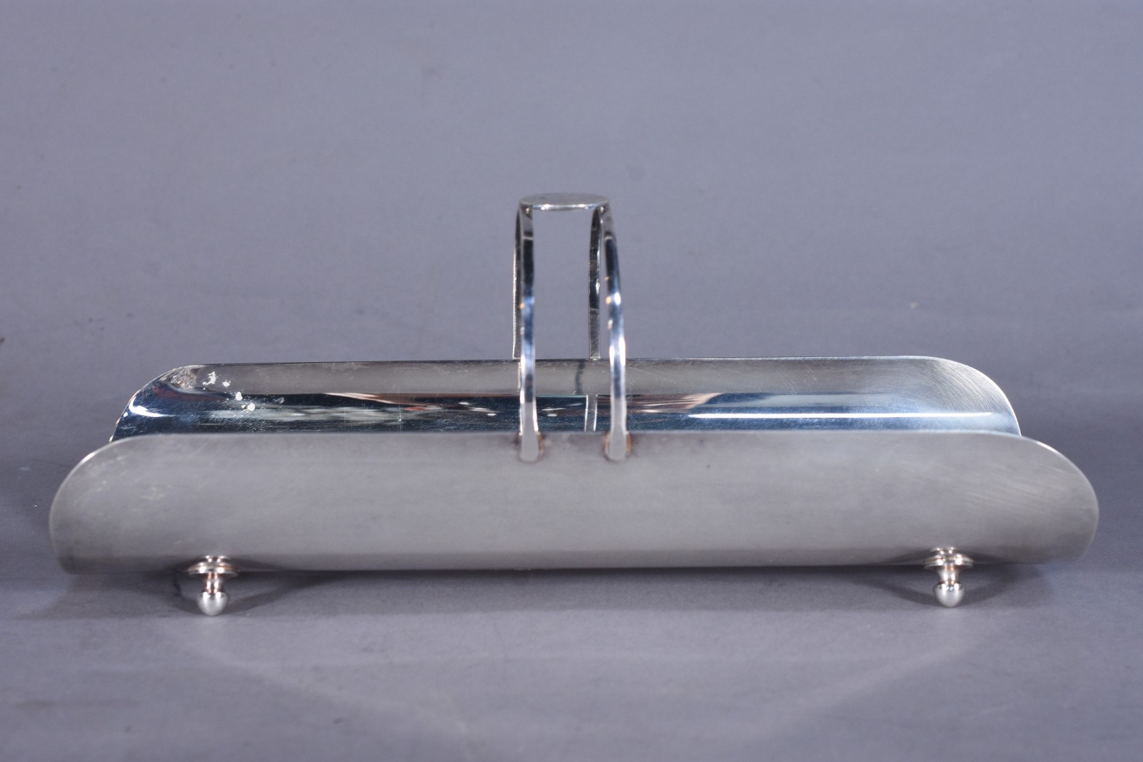 Lote com 8 peças diversas de metal prateado, sendo: 2 bandejas com... - foto 5 de 10
