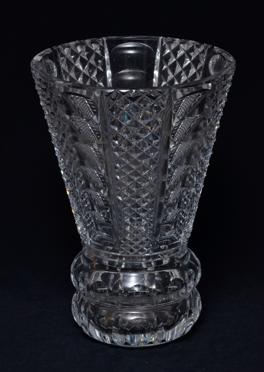 Vaso de cristal tcheco lapidado, alt.30 cm.