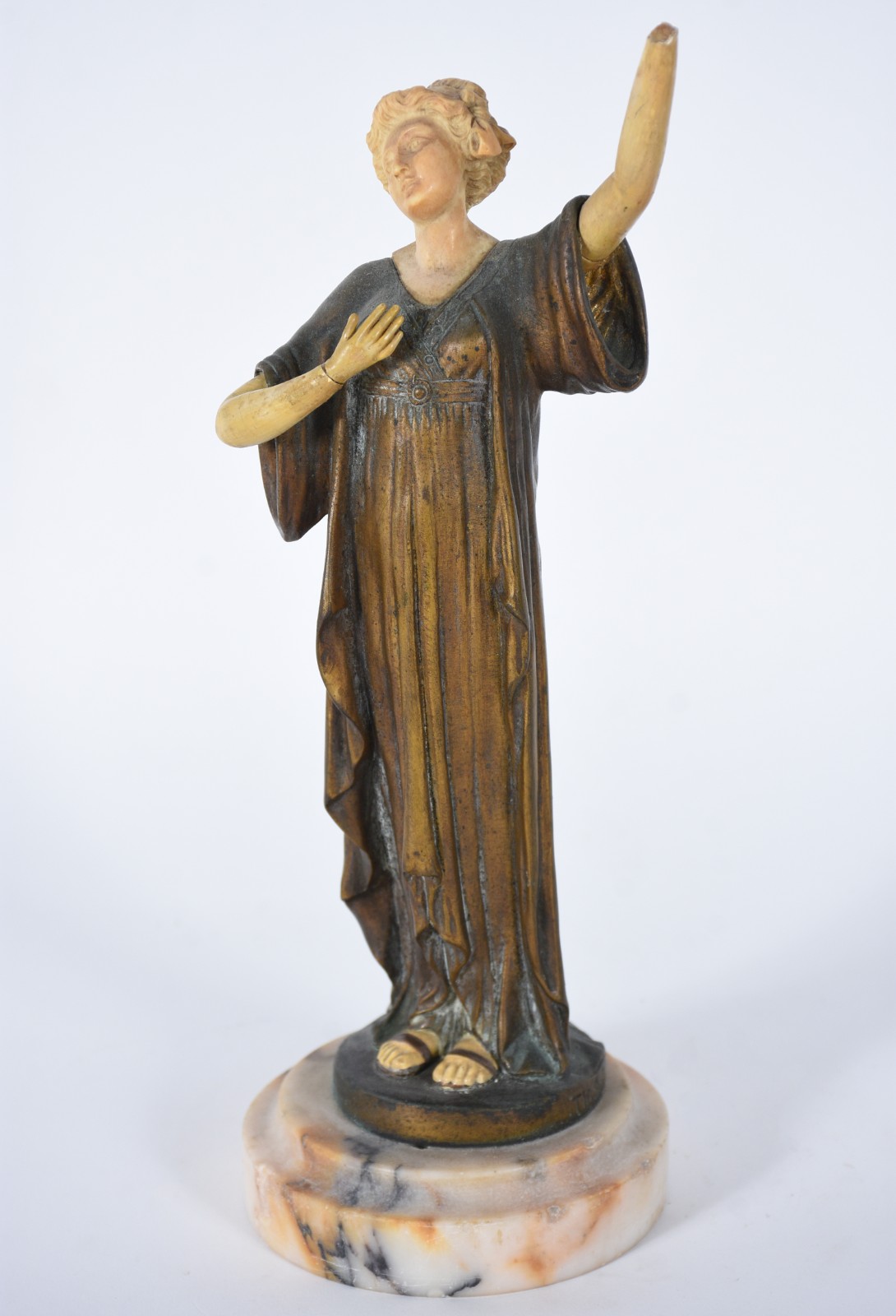 Escultura de bronze representando figura feminina, rosto e braços de... - foto 1 de 8