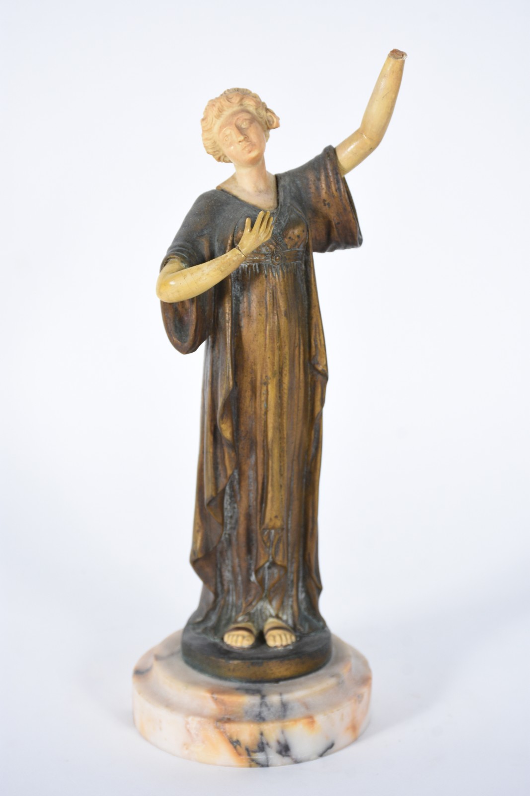 Escultura de bronze representando figura feminina, rosto e braços de... - foto 2 de 8