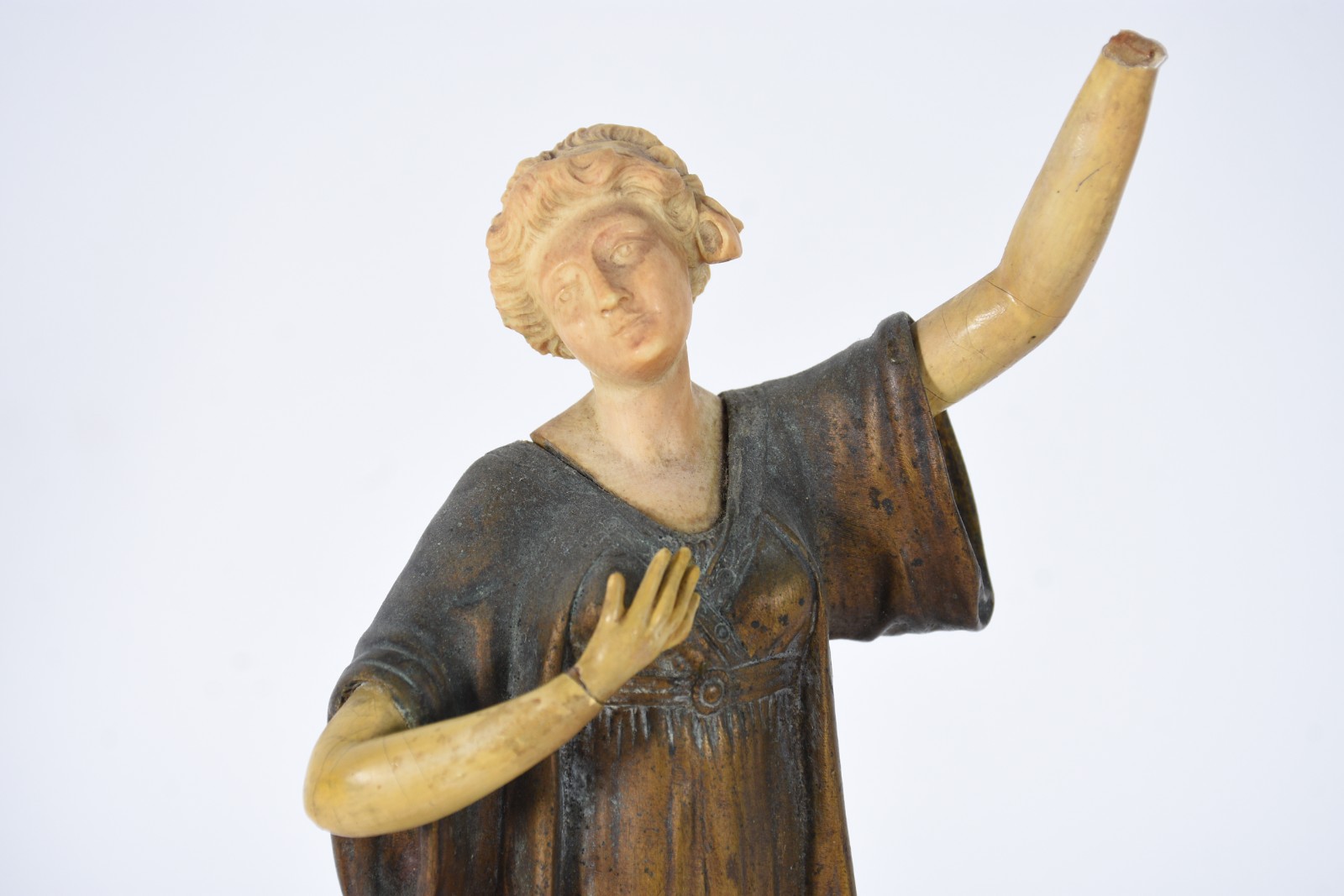Escultura de bronze representando figura feminina, rosto e braços de... - foto 3 de 8