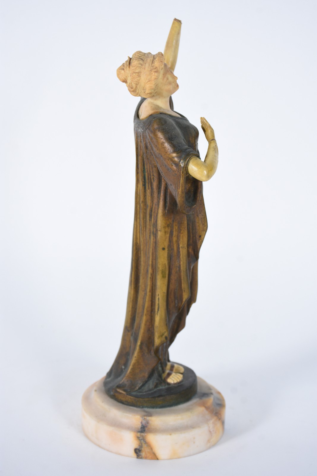 Escultura de bronze representando figura feminina, rosto e braços de... - foto 4 de 8