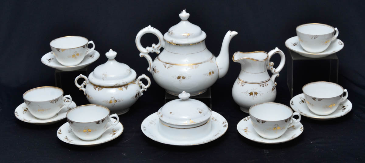 Serviço de chá de porcelana Vieux Paris decorada em branco e ouro...