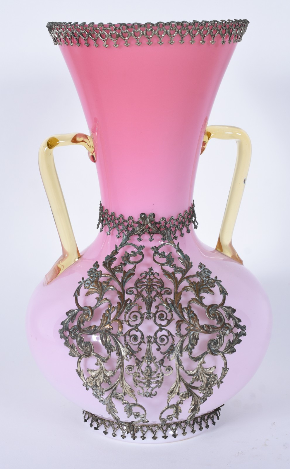 Vaso de opalina rosa com guarnição de prata. Prata quebrada precisa... - foto 1 de 6