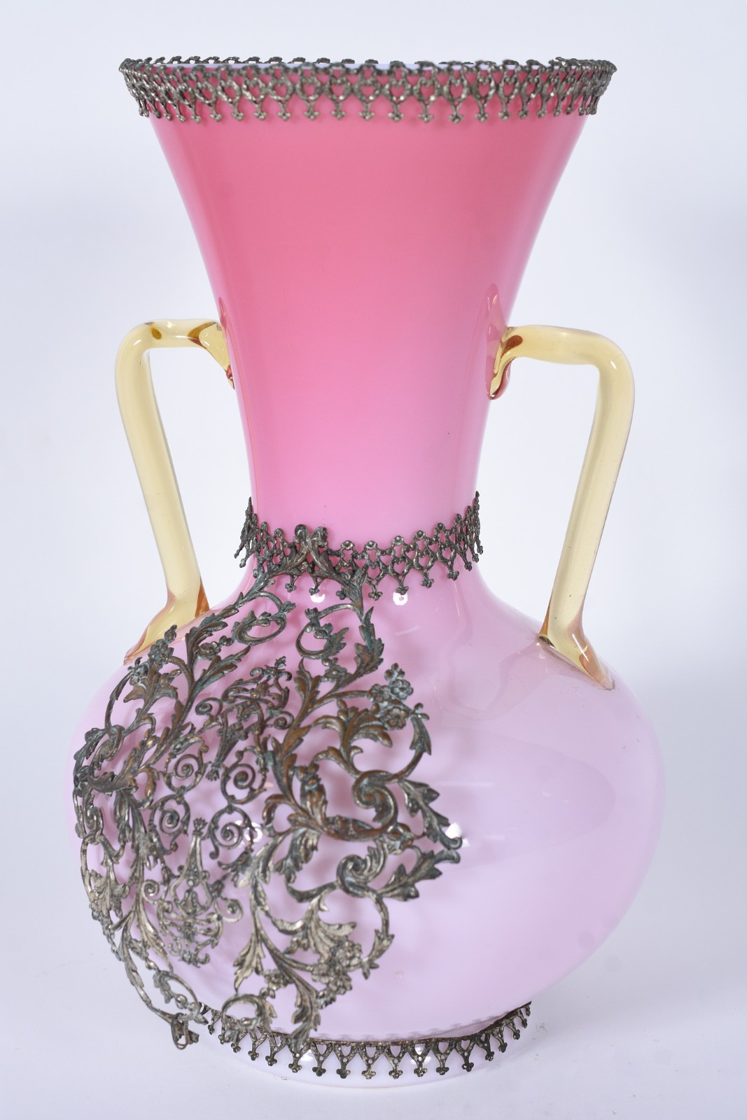 Vaso de opalina rosa com guarnição de prata. Prata quebrada precisa... - foto 2 de 6