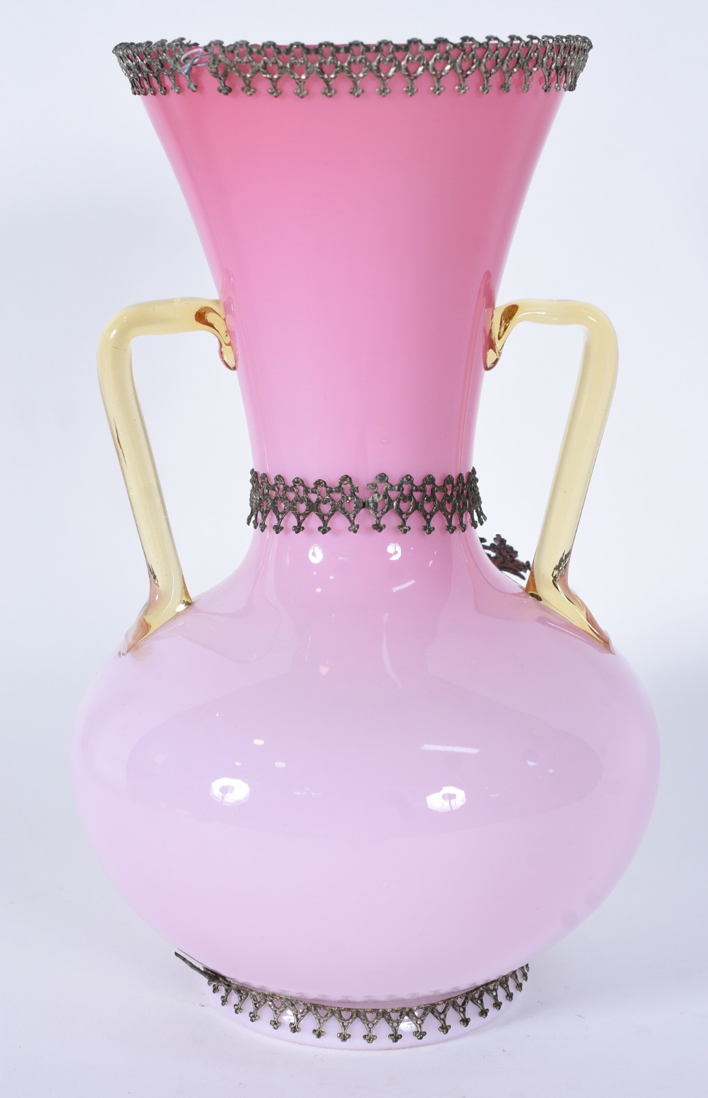 Vaso de opalina rosa com guarnição de prata. Prata quebrada precisa... - foto 4 de 6