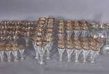 Serviço de cristal tcheco com borda dourada com... - Serviço de cristal tcheco com borda dourada composto de: 12 taças para vinho tinto, 12 para vinho branco, 12 para vinho do Porto, 11 para licor,...