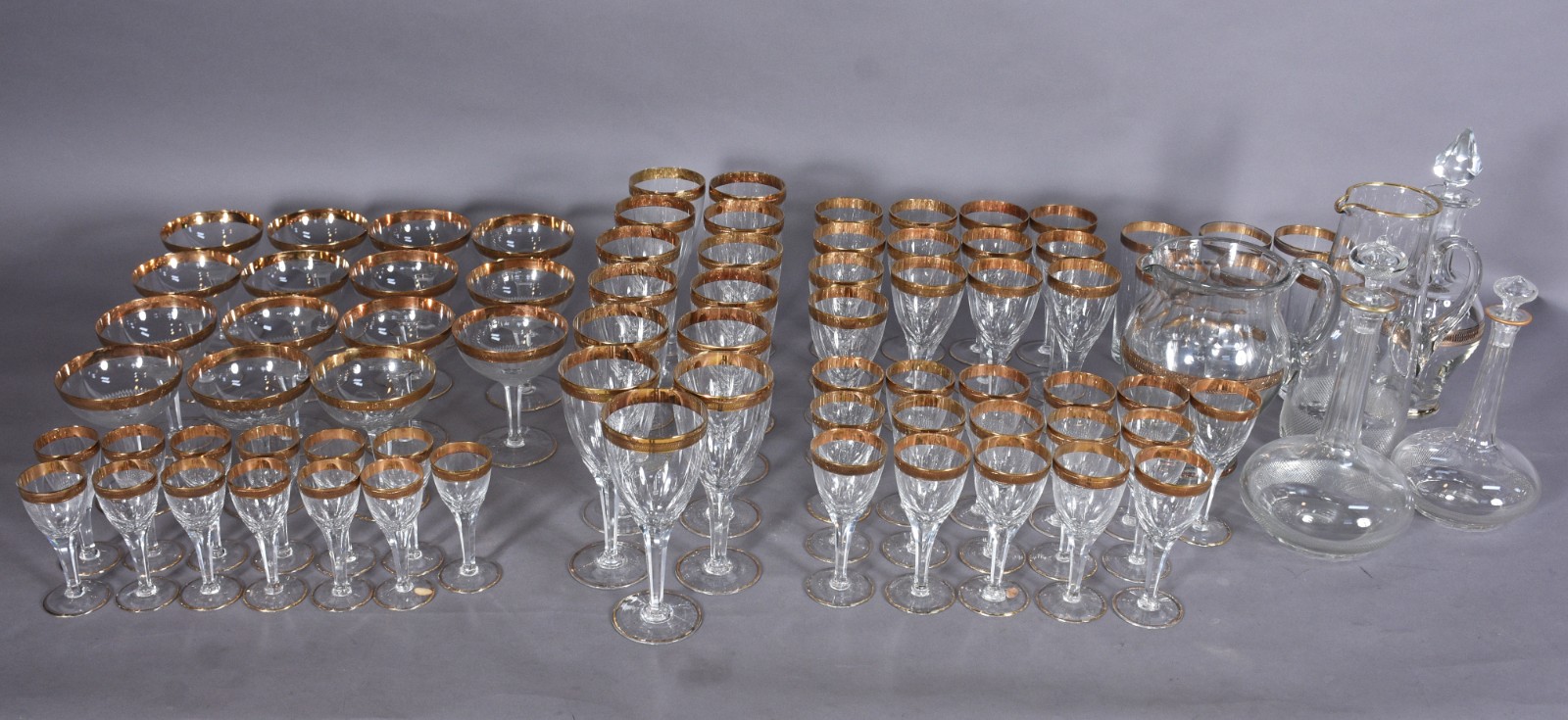 Serviço de cristal tcheco com borda dourada composto de: 12 taças... - foto 1 de 11