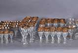 Serviço de cristal tcheco com borda dourada com... - Serviço de cristal tcheco com borda dourada composto de: 12 taças para vinho tinto, 12 para vinho branco, 12 para vinho do Porto, 11 para licor,...