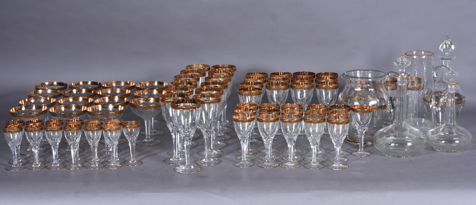 Serviço de cristal tcheco com borda dourada composto de: 12 taças... - foto 3 de 11