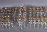 Serviço de cristal tcheco com borda dourada com... - Serviço de cristal tcheco com borda dourada composto de: 12 taças para vinho tinto, 12 para vinho branco, 12 para vinho do Porto, 11 para licor,...
