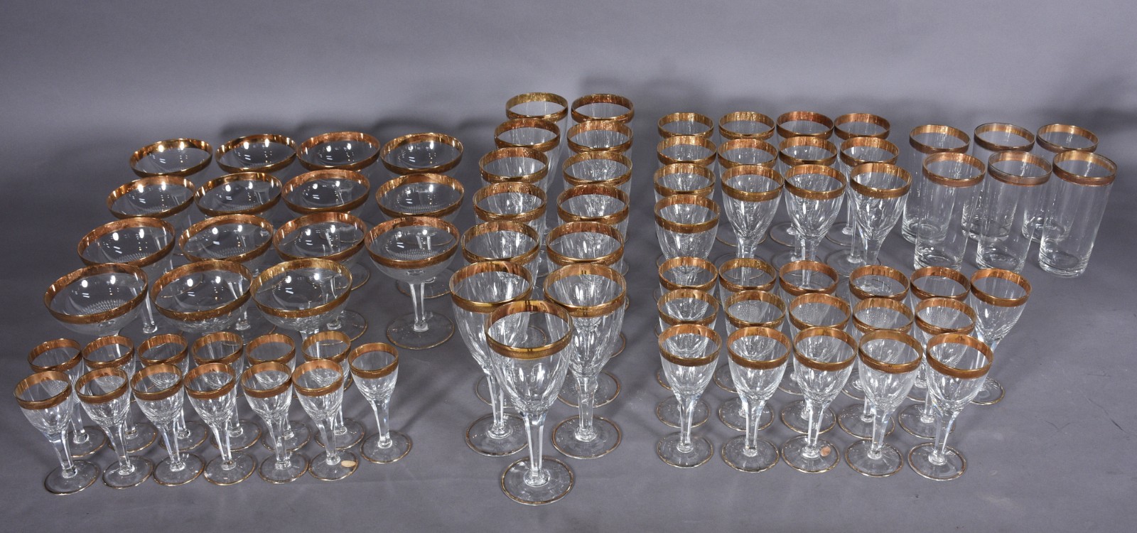 Serviço de cristal tcheco com borda dourada composto de: 12 taças... - foto 4 de 11