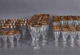 Serviço de cristal tcheco com borda dourada com... - Serviço de cristal tcheco com borda dourada composto de: 12 taças para vinho tinto, 12 para vinho branco, 12 para vinho do Porto, 11 para licor,...