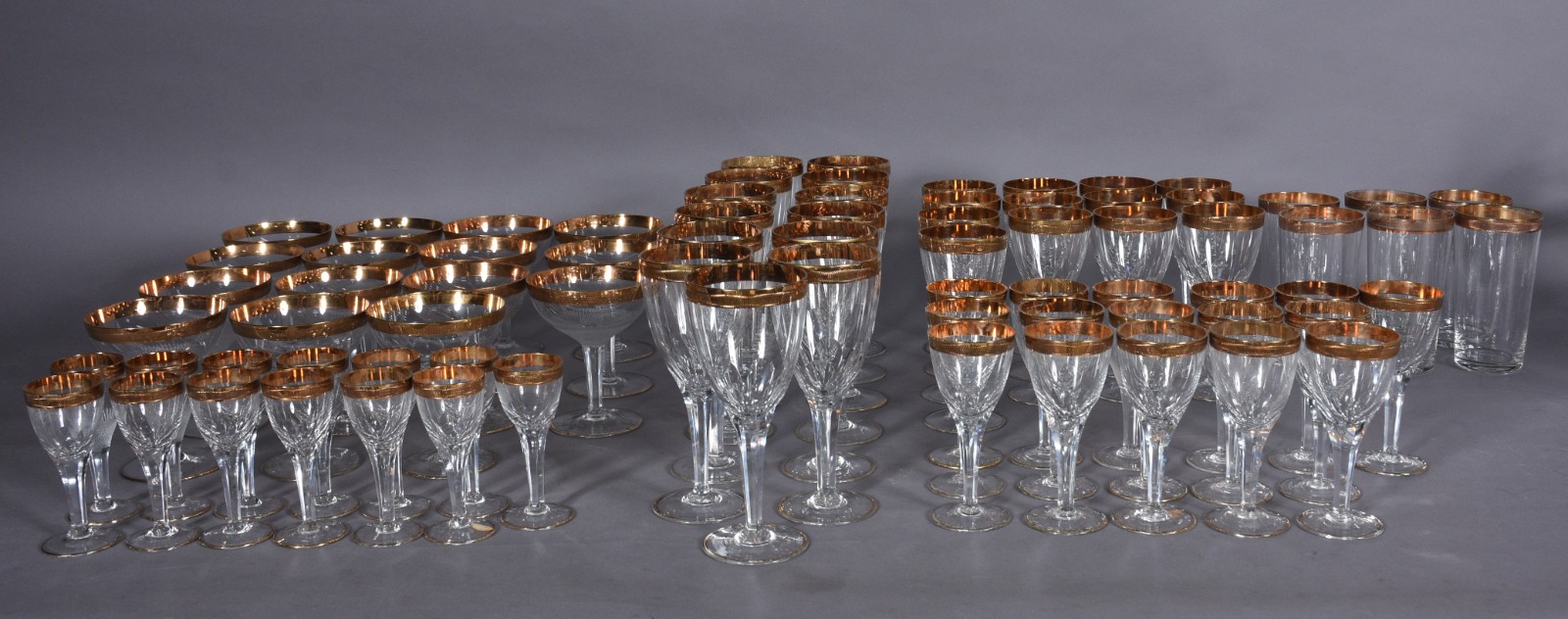 Serviço de cristal tcheco com borda dourada composto de: 12 taças... - foto 6 de 11