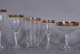 Serviço de cristal tcheco com borda dourada com... - Serviço de cristal tcheco com borda dourada composto de: 12 taças para vinho tinto, 12 para vinho branco, 12 para vinho do Porto, 11 para licor,...