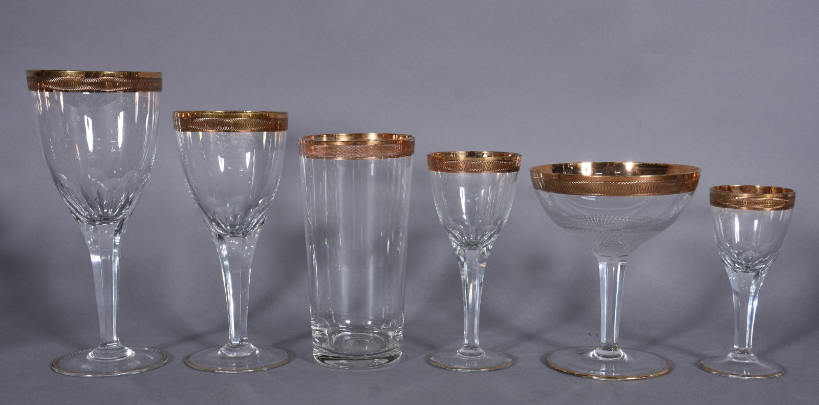 Serviço de cristal tcheco com borda dourada composto de: 12 taças... - foto 2 de 11