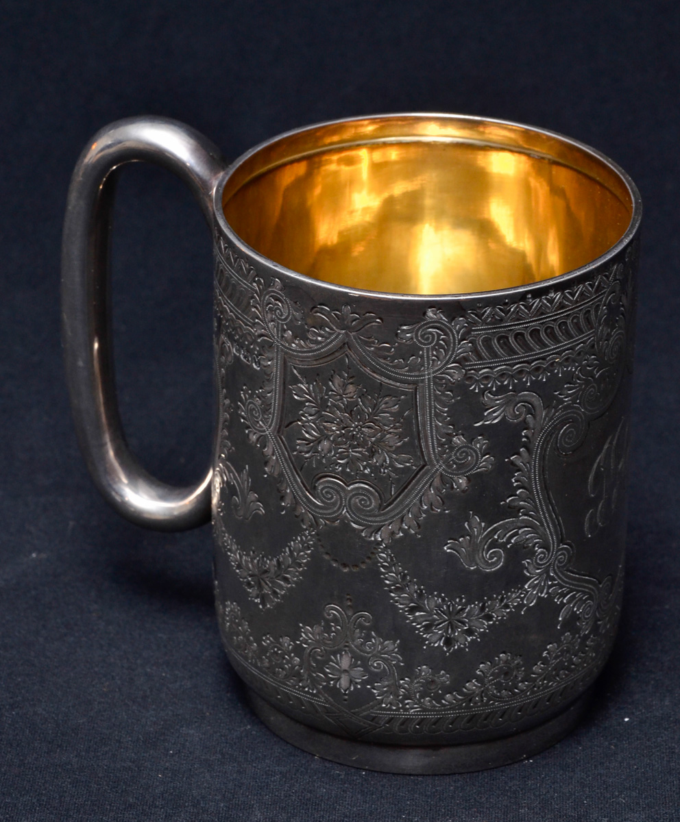 Antiga caneca de prata inglesa contrastada, trabalhada com guirlandas...