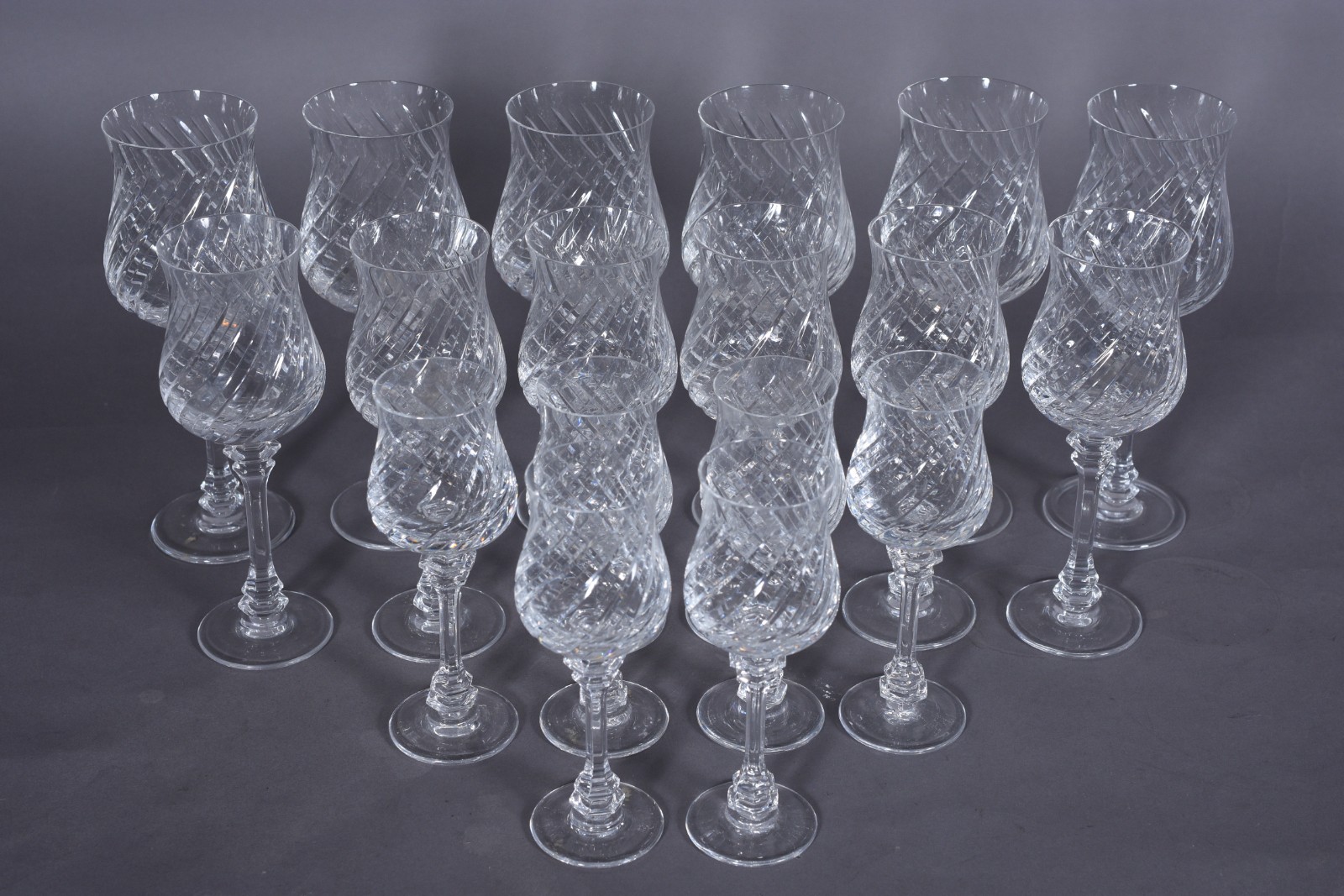 Serviço de cristal lapidado, composto de: 6 taças para vinho branco... - foto 1 de 4