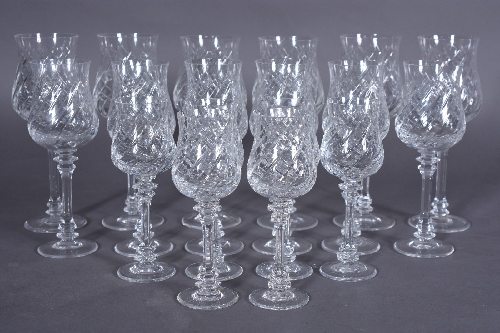 Serviço de cristal lapidado, composto de: 6 taças para vinho branco... - foto 2 de 4