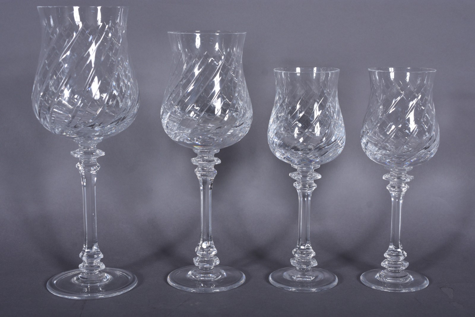 Serviço de cristal lapidado, composto de: 6 taças para vinho branco... - foto 3 de 4