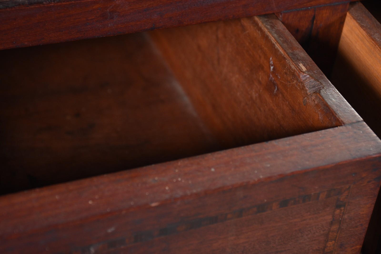 Cristaleira de madeira nobre com detalhes filetados, duas portas... - foto 5 de 11