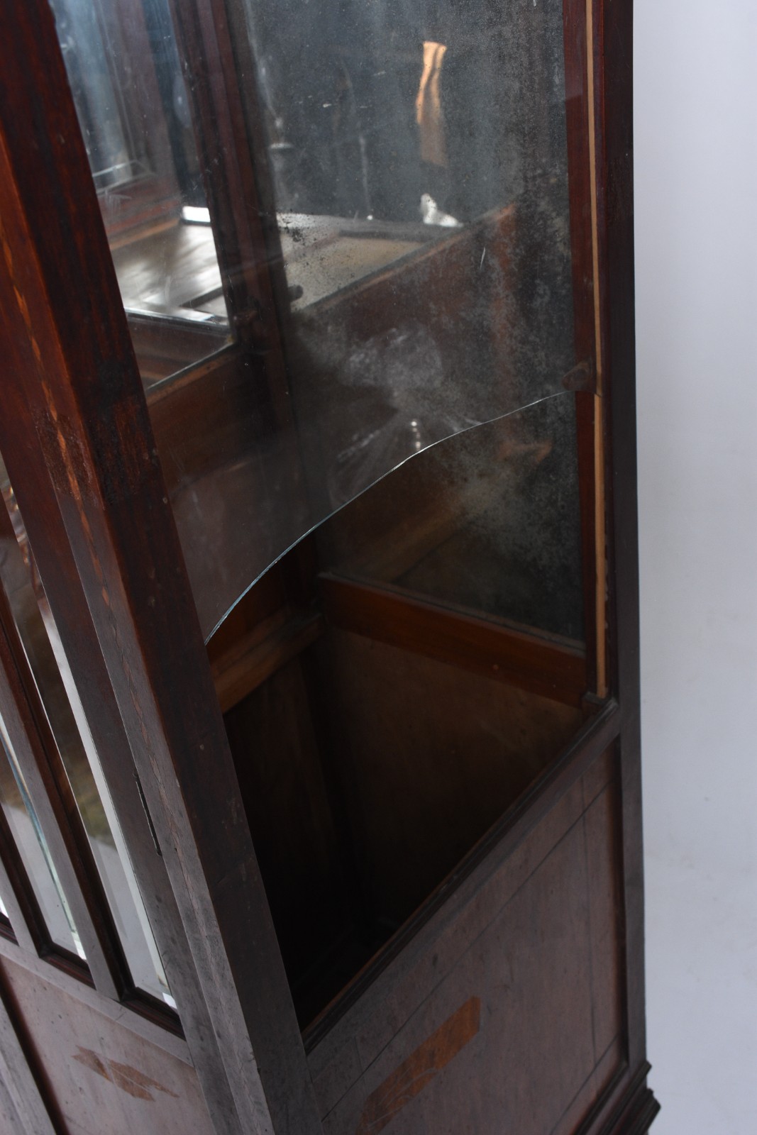Cristaleira de madeira nobre com detalhes filetados, duas portas... - foto 7 de 11