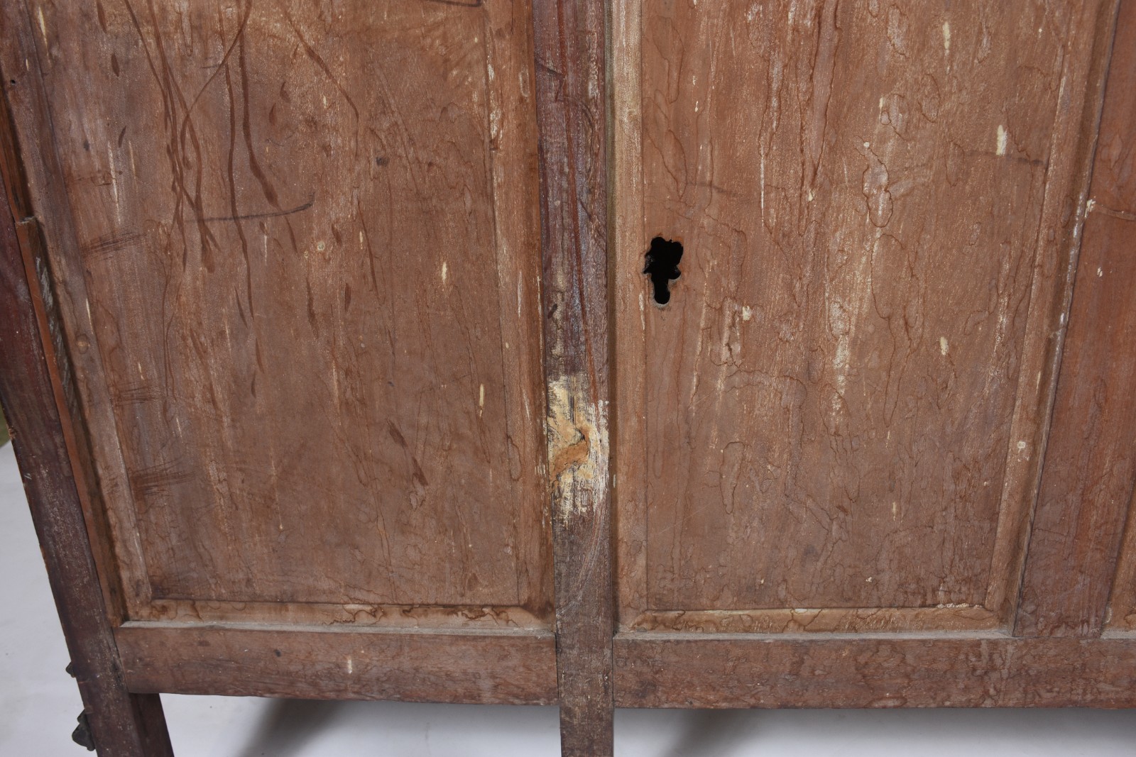 Cristaleira de madeira nobre com detalhes filetados, duas portas... - foto 9 de 11