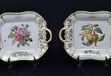 Par de travessas de porcelana francesa VIEUX PA... - Par de travessas de porcelana francesa VIEUX PARIS decoradas ao centro com frutos e flores em policromia, com alças, bordas com monogramas realç...