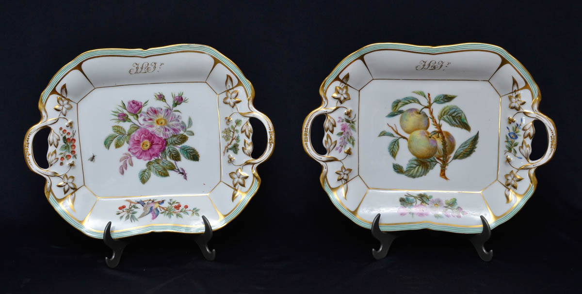 Par de travessas de porcelana francesa VIEUX PARIS decoradas ao...